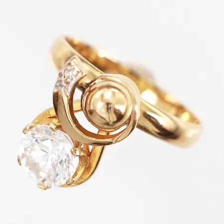 Ring med rörliga delar samt vita stenar stl:18 bredd: 3-17mm design Lena Winblad, 18K Vikt: 5,8 g