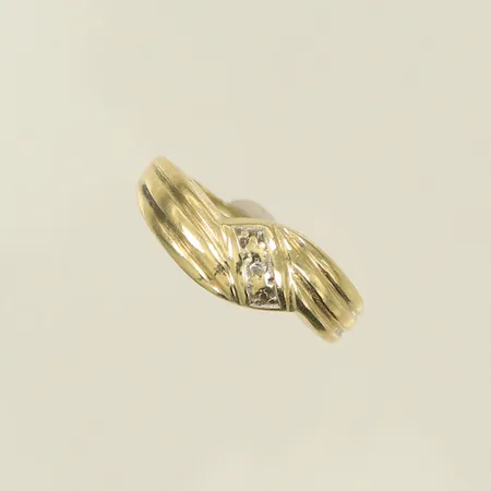 Ring med vit sten stl 17½, bredd 3-8mm, 14K, 2,8g Vikt: 2,8 g
