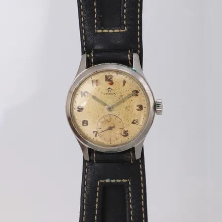 Herrur Omega Classic 35mm, ref 2622-2, cal 265, verknr 12137868, manuell, 1940-tal, missfärgad krackelerad urtavla, sliten lysmassa, repigt plastglas, stål, bruksskick, krona ej original, saknar armband 