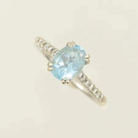 Ring med blå sten och diamanter 14 x ca 0,01ct stl 17¼, bredd 2-8mm, 9K, 2,3g Vikt: 2,3 g