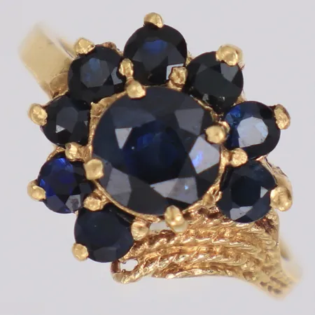 Ring med blå stenar stl:15¾, bredd 12mm, nagg på stenar, ostämplad, 14K Vikt: 3,2 g