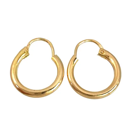 Örhängen Creoler i 18K guld, storlek 14x16 mm, tjocklek 2 mm Vikt: 0,7 g