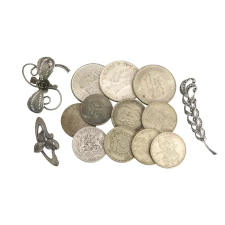 Broscher, 3 stycken, silver 830/1000, parti mynt, silver 400-800/1000, finvikt cirka 56g Vikt: 56 g