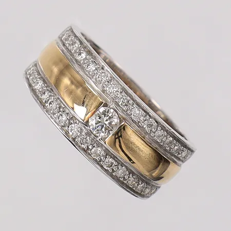 Ring med diamanter 1xca0,15ct, 30x01ct 8/8-slipade, stl:17¼, bredd 7,2-8,9mm, tvåfärgad, GHA. 18K Vikt: 8,5 g