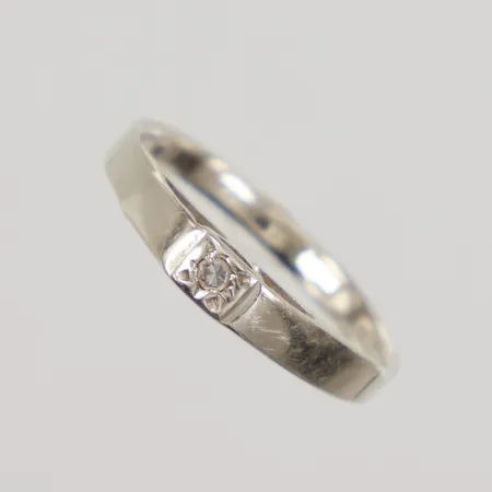 Ring med vit sten stl:15½, bredd 3-2mm, vitguld 18K Vikt: 1,5 g