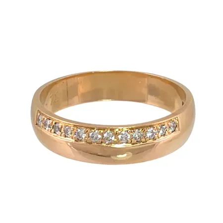 Diamantring i 18K guld, Diamanter 12 x 0,01ct, Guldsmed Rolf Nilsson (OWN), Kristianstad, stl:18¾ mm, bredd 5 mm, invändig gravyr Vikt: 5 g