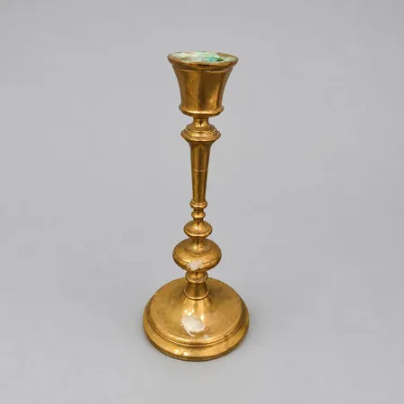 Ljusstake Skultuna No 80 F10, höjd ca 20cm, mässing, stearinrester, bruksslitage