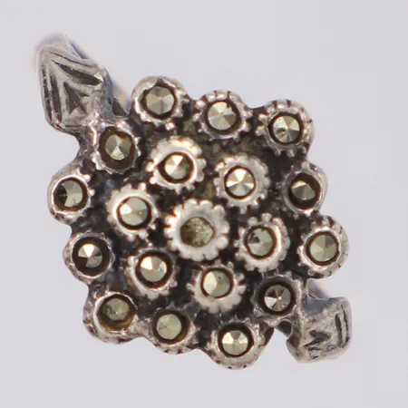 Ring med markasiter stl:16, bredd 13mm, nagg, 925/1000 silver Vikt: 2,5 g