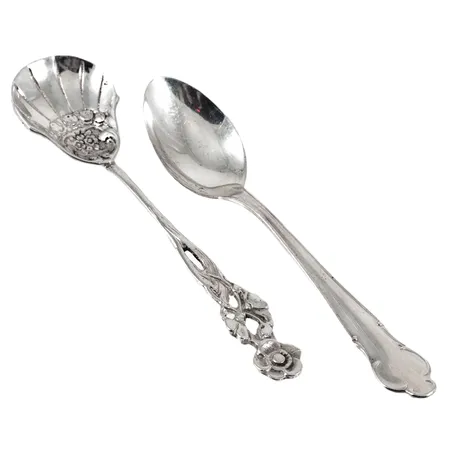1 moccasked Disa 103mm, 1 sockersked med organisk dekor 105mm silver 19,5g. 