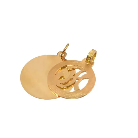 Hängen, två st, 18K guld, monogram och gravyr Vikt: 3,5 g