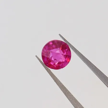 Lös rosa safir ca 4,85x4,84x3,6mm ca 0,60ct syntetisk fasetter med slitage. Vikt: 0 g
