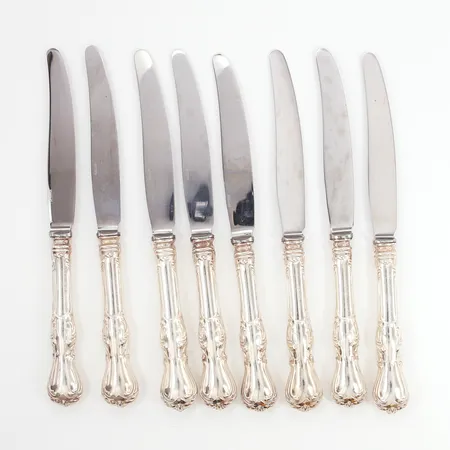 Åtta bordsknivar modell Prins Albert, längd: 21cm, blad i stål, skaft i silver 830/1000, bruttovikt: 518,4 gram Vikt: 0 g