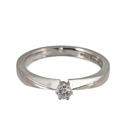 Diamantring i 18K vitguld, Diamant 0,10ct, Guldsmed Björn Nilsson AB (GBON), Kristianstad 2018, stl:18,0 mm, bredd 2,5 - 3,3 mm Vikt: 5,2 g