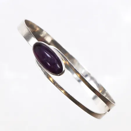 Stelt armband med ametist, ca Ø64mm, 835/1000 silver. Vikt: 11,9 g