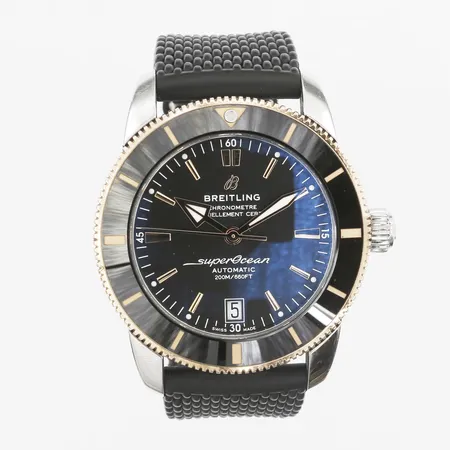 Herrur Breitling Superocean Heritage II stål/guld, automatisk, 42mm, refnr UB2010, snr 5071918, datum (återställer ej korrekt), svart gummilänk med lås i stål, repor på lås, reseetui, inga övriga tillbehör 
