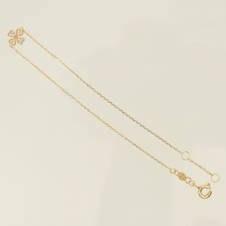 Armband med fyrklöver med vita stenar längd 17-18,5cm, bredd 1-6,5mm, stämplad GHA, 18K, 0,8g Vikt: 0,8 g