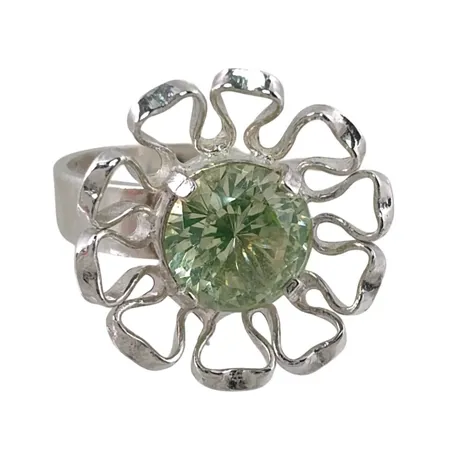 Retro Ring 1970-tal silver 925/1000 Swedesign - Bengt Hallberg Köping 1975, ljusgrön sten (sannolikt grön syntetisk Spinell), Ø18¼ mm, justerbar skena, bredd 4,5-18 mm, sten utan anmärkning, fint skick Vikt: 4,9 g
