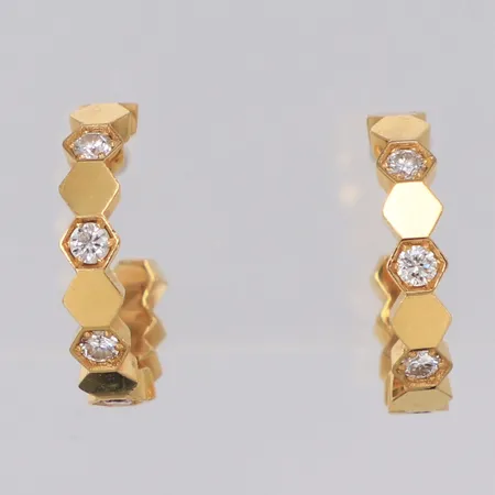 Ett par örhängen med briljantslipade diamanter 0,41ctv, W(H)/VS, Bee de Chaumet, serienr: 2250899, Ø16mm, bredd 3,2mm, gulguld 18K. Nypris 57000kr, inga tillbehör  Vikt: 4,8 g