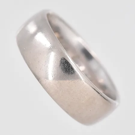 Ring vitguld stl:18¾ bredd 6,9mm Schalins graverad 18K Vikt: 10,9 g