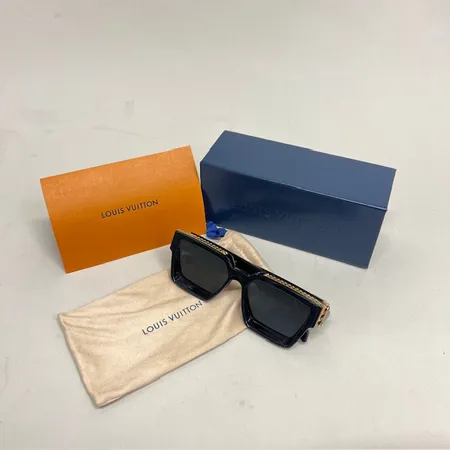 Ett par solglasögon Louis Vuitton 1.1 Millions, Z1165W, hårt fodral, dustbag, kvitto Birger Jarlsgatan 4/6-22, något slappa bågar, bruksslitage