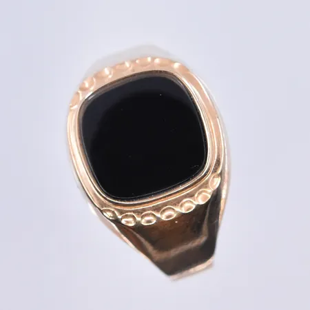 Klackring med Onyxplatta stl:20½, bredd 4-14 mm 18K. Vikt: 3,4 g