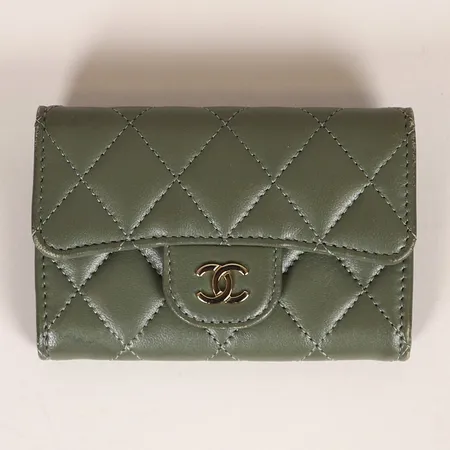 Plånbok Chanel Classic Small Flap, olivgrön quiltad lammskinn med beslag i gulmetall, serienummer: UHX9KK85, ca 11x8x2cm, dustbag, kartong, manual, kvitto, fläckar.