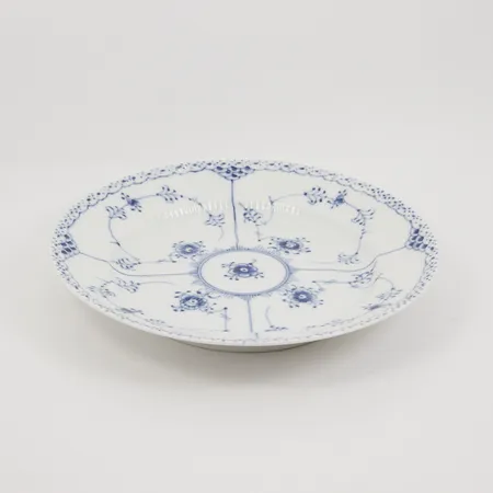 Tallrik Royal Copenhagen, Musselmalet halvblond nr 1/572, Ø ca 22,5cm Skickas med postpaket.