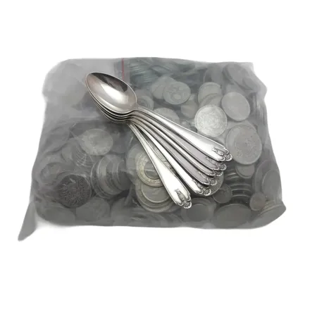 Parti svenska silvermynt, silverskedar, 40-90 %, finvikt cirka 2850g Vikt: 2850 g