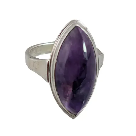Retro Ring silver 835/1000 Ametist, stl:16,0 mm, bredd 2,7-22,5 mm, svensk kontroll/importstämpel på skenans utsida, sten utan anmärkning, fint skick Vikt: 3,9 g
