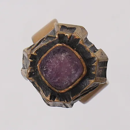 Ring P. Sarpaneva med råametist stl:17 reglerbar skena, bredd 7,2-16,6mm, 1970-tal, något skev, brons