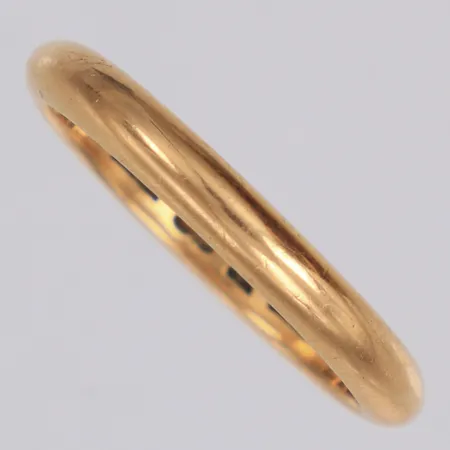 Ring stl:18½ bredd 2,6mm personlig gravyr 18K Vikt: 4,8 g