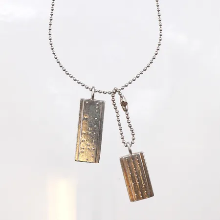 Collier, Efva Attling, / Make Love Not War/ längd:60cm, 925/1000 silver. Vikt: 26,2 g