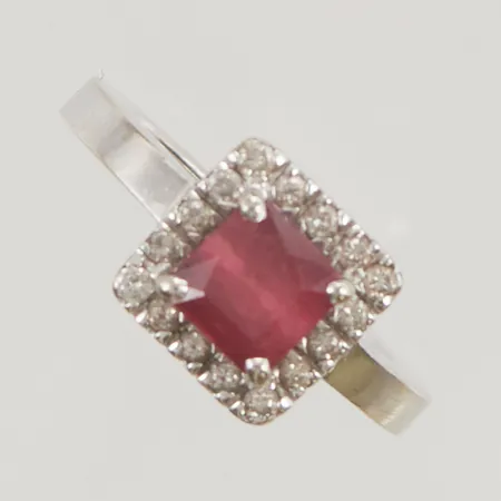 Ring med rubin med repor och diamanter 16x ca 0,02ct stl17¼ bredd:2,7-10,8mm 18K vitguld behöver rodieras, 9,4g.