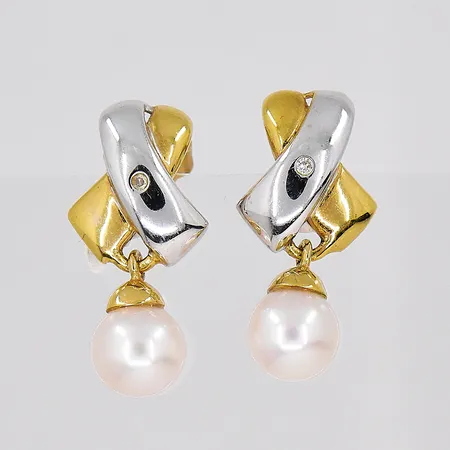 Örhängen med pärla längd 21mm bredd 10,2mm vitguld/gulguld 18K Vikt: 4,7 g