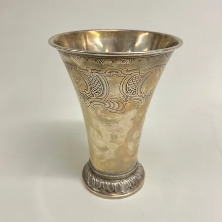 Pokal, höjd 21cm, graverad dekor, gravyr, år 1907, bucklor