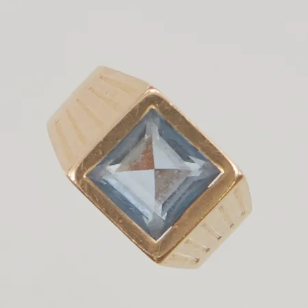 Ring med sten stl16, bredd:3,6-10,2mm 18K 4,4g.