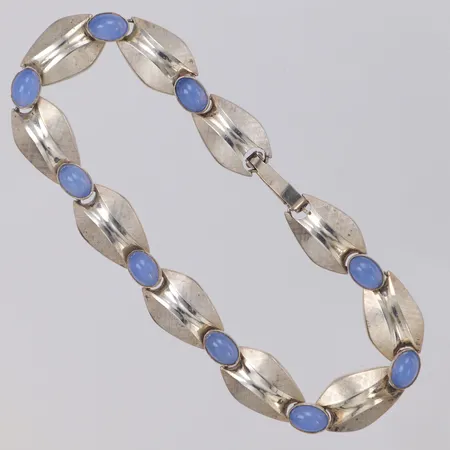 Armband med ljusblå stenar, längd 19cm, bredd 9,6mm, 835/1000 silver Vikt: 11,4 g