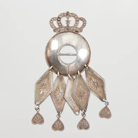 Dräktbrosch med hängande detaljer längd ca 7cm, ena hänget saknas, något skev slipsnål, Lagerströms Fabriks Aktiebolag år 1953, silver 830/1000 Vikt: 13,1 g