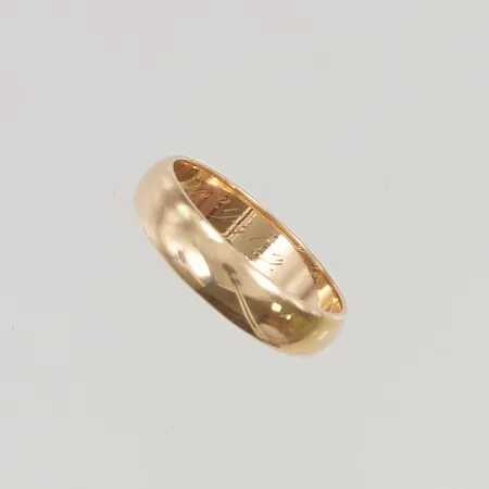 Ring graverad stl18 bredd:4,8mm 18K 4,4g. Skickas med postpaket.