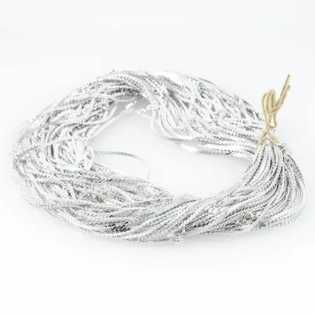 Parti silver: 58 likadana halvstela s-länkar i silver. De är 42 cm långa och 2 mm breda. Springring. Stämplade 925. oanvända. Totalt 328g 925/1000 silver.