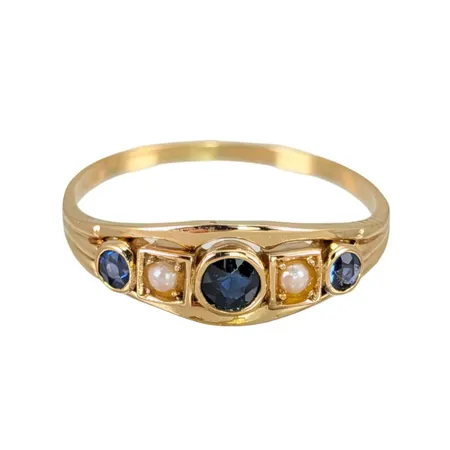 Ring, 18K guld, Safirer, Orientaliska Pärlor, stl:17¾ mm, bredd 1,2 - 6 mm, stenar utan anmärkning Vikt: 2,1 g