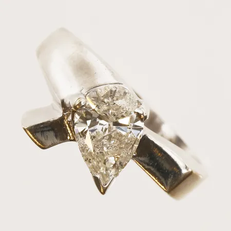 Ring med droppslipad diamant ca 1,35ct TCr-Cr(I-J)/Piqué, stl: 16¾, bredd 10mm, 18K vitguld Vikt: 7,1 g