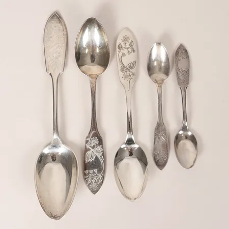 Sex skedar längd 12,5-21cm, en med gravyr, silver 830/1000 Vikt: 155,6 g