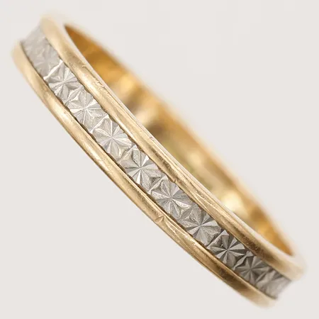 Ring tvåfärgad stl:18¾, bredd 3,5mm, gravyr, 18K Vikt: 3,6 g