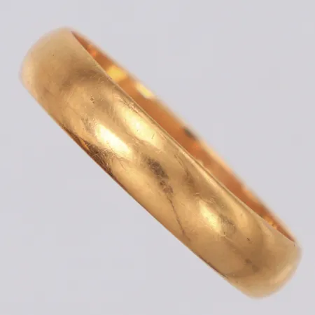 Ring stl: 21½ bredd 4,8mm personlig gravyr 18K Vikt: 4,8 g