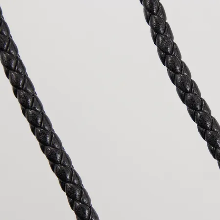 Halsband syntetiskt läder med silverlås, 49cm, bredd 4,7mm, stämplat DCOR, GHA Vikt: 0 g