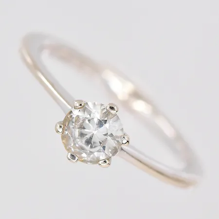 Ring vitguld med vit safir ca 0,50ct enligt intyg Glamira stl:16, graverad etui 18K Vikt: 2,3 g