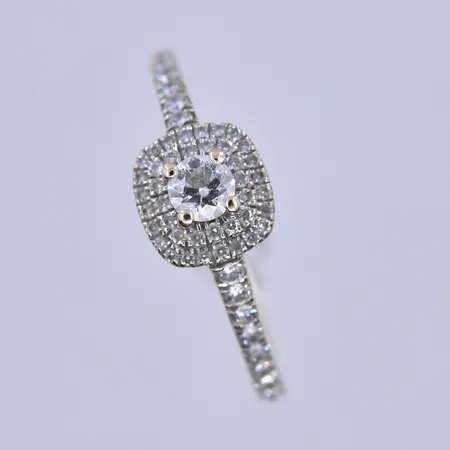 Ring med diamanterca40x0,005ct 1x0,16ct 18x0,01ct Guldfynd stl:16¼, bredd 2-7 mm 18K. Vikt: 2,5 g