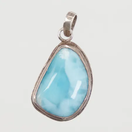 Hänge med blå sten troligen Larimar längd inkl. ögla 26mm, bredd 13mm, silver 925/1000 Vikt: 1,8 g