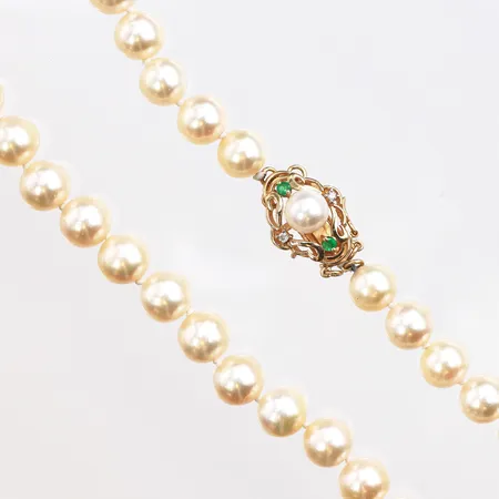 Pärlcollier odlade sötvattenpärlor, längd 43cm, lås i 14K med små diamanter samt smaragder Vikt: 0 g